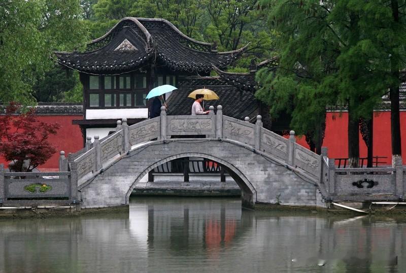 看到“霏霏烟雨韵秋景”这个上联，瞬间就觉得画面感拉满，那如烟如雾的秋雨，为秋景增