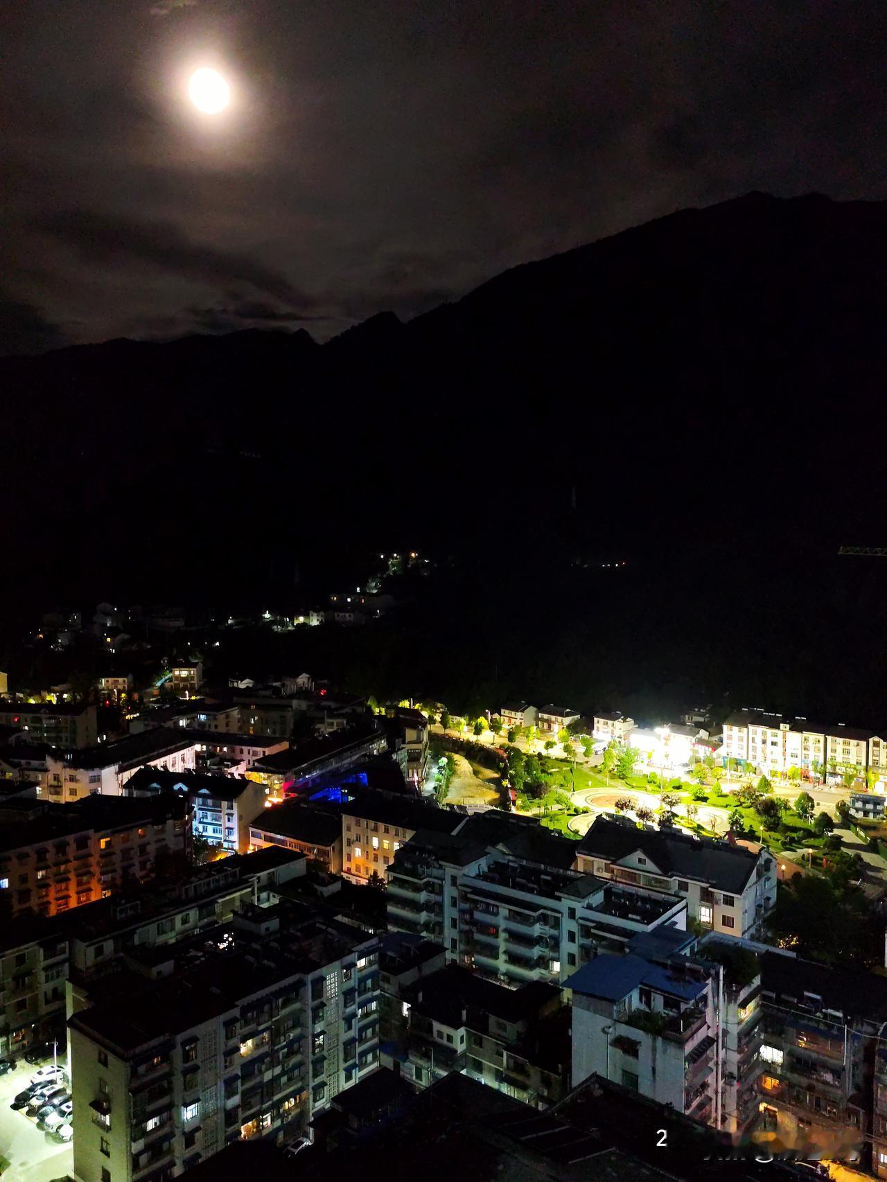 神农架这种旅游城市，感觉比在恩施舒服多了，尤其是住宿，这种核心城区高层尤其是停车