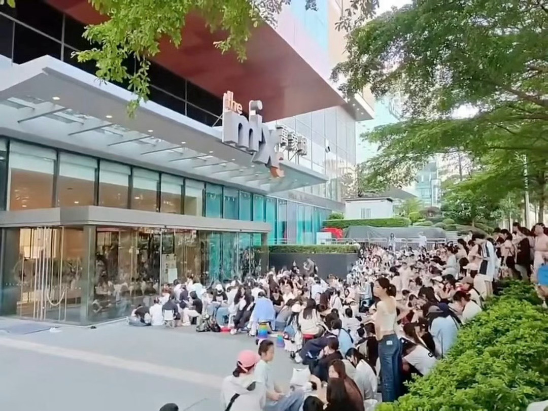 张凌赫今天参加南宁的线下品牌活动，活动下午才开始，但是商场从早上开始就已经人挤人