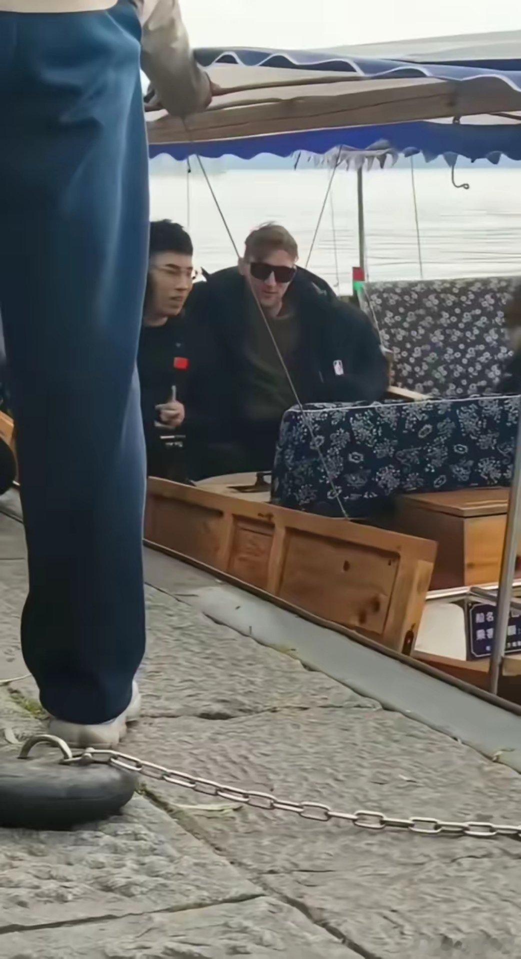 有3461万粉丝的听泉鉴宝不久前在直播中表示，12月9日他不会进行直播，因为要去