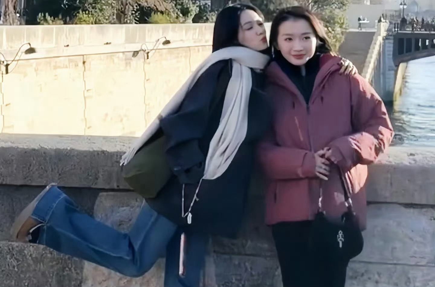 巴黎偶遇周也李浩菲好可爱的两个小美女啊，网友巴黎偶遇周也李浩菲拍照📸，可可爱爱