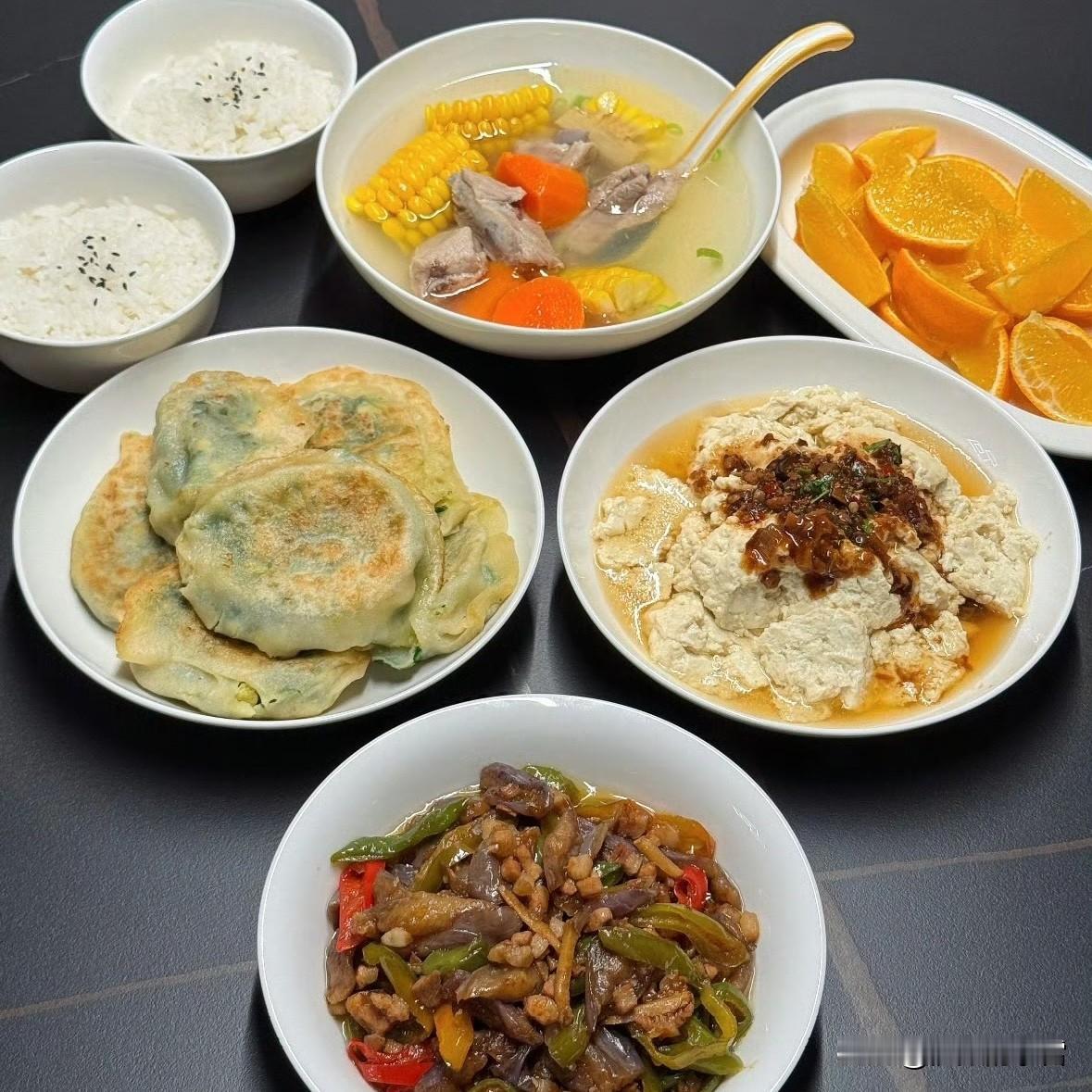 前一餐是菜盒焦香裹嫩豆腐鲜辣，茄子烧肉配玉米排骨汤的温软；后一餐是土豆排骨裹酱、