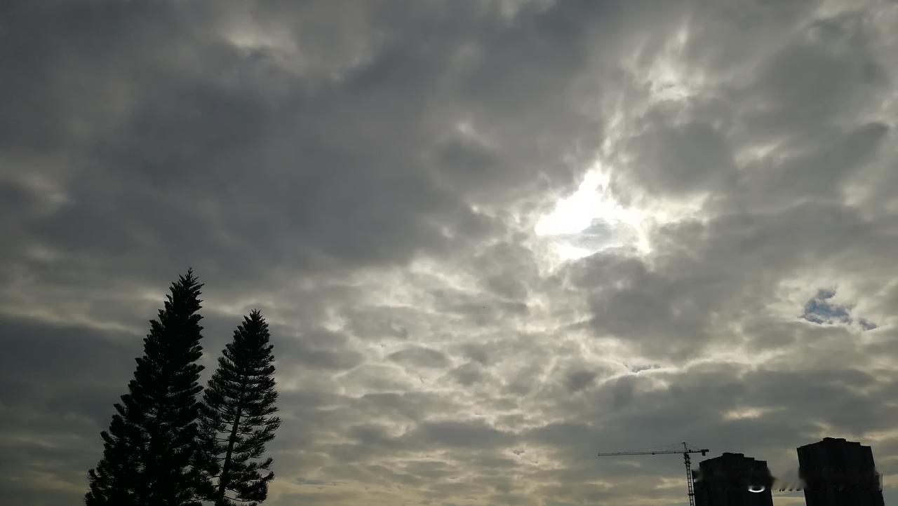 北方多地迎降雨降温天气，
南方却依然高温在线，
节后返岗广东热晴相伴！

剧烈反