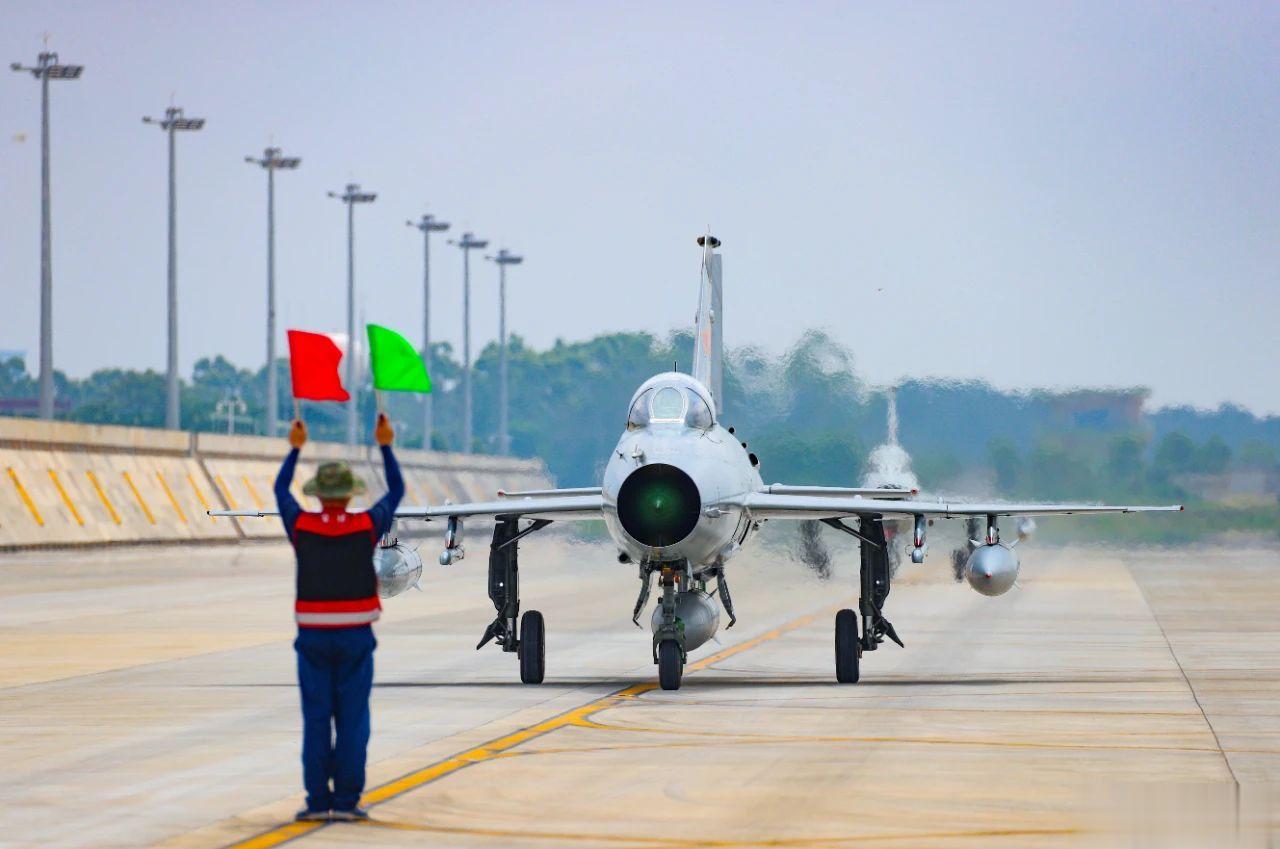 南空这支小七部队曝光率真是太高了，成了小七部队的代表[嘻嘻] ​​​
