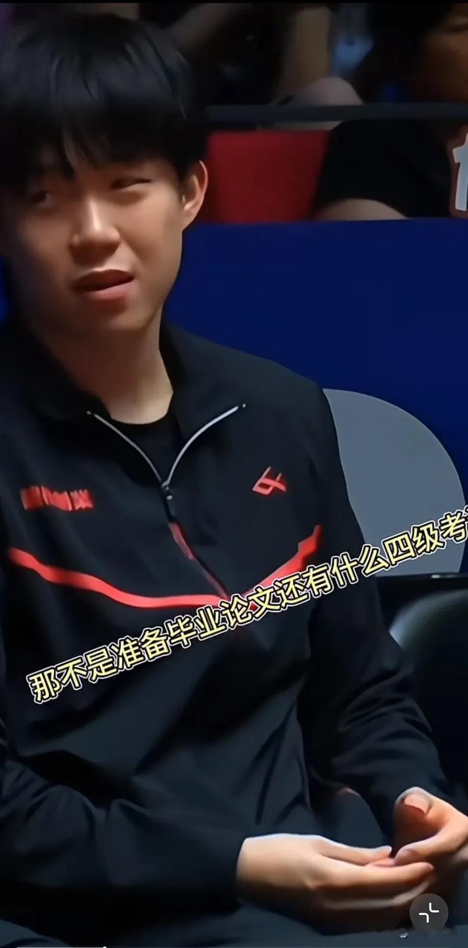 这个翻译的版本是最靠谱的吧！
梁甜甜：“晚上一起去啊”
头哥:“我不去”
梁甜甜
