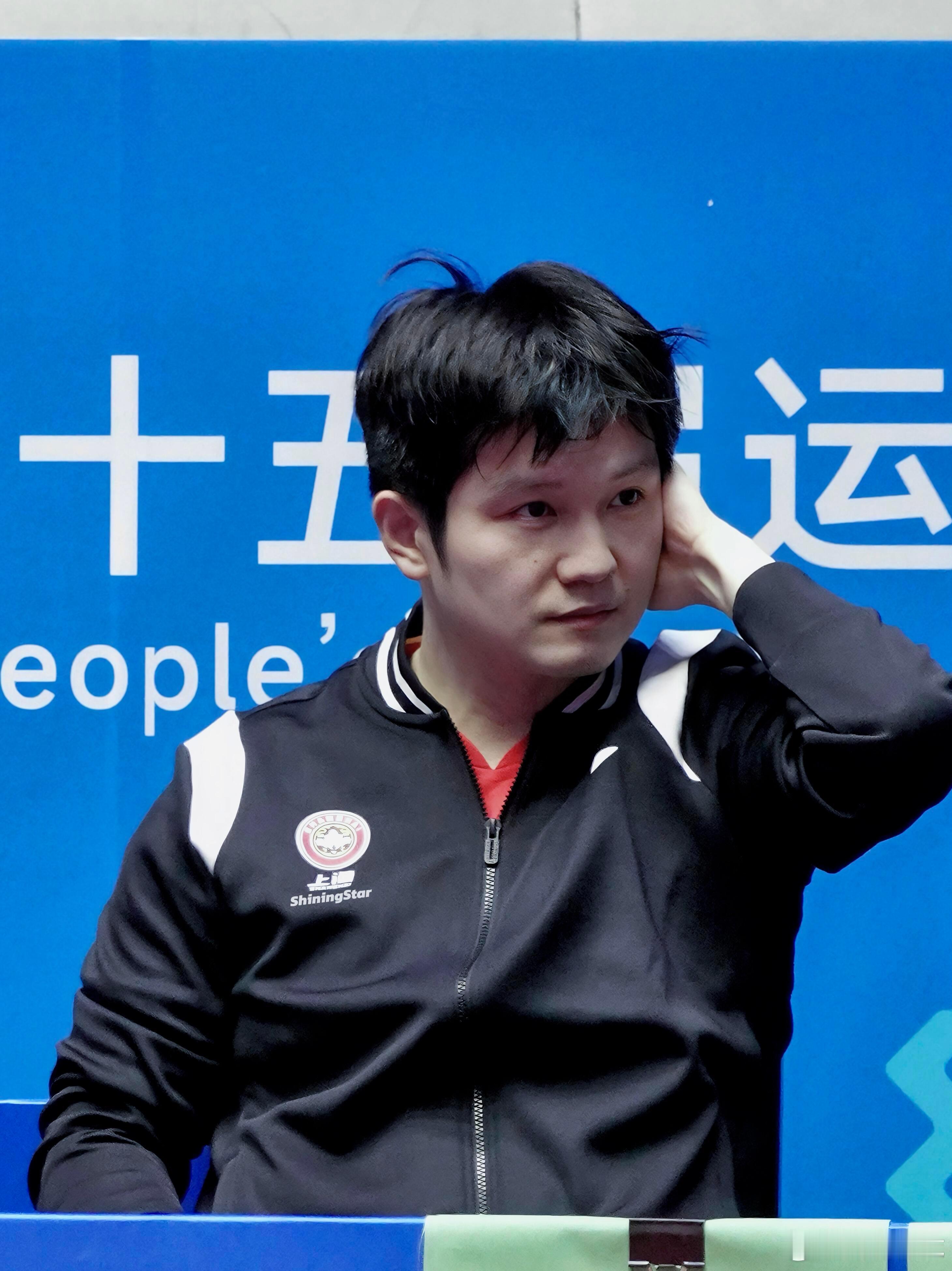 一看就是刚擦完鼻涕跟小时候一模一样 