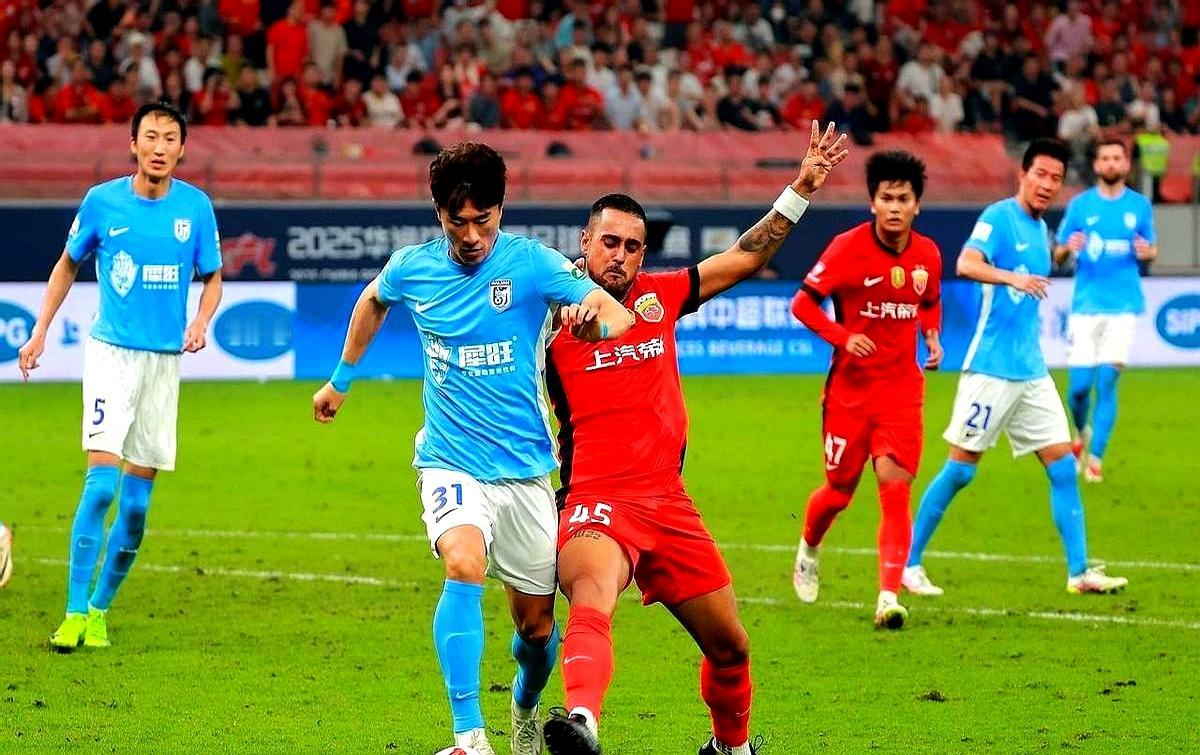 中超末轮悬念：上海海港与大连英博的比赛存在一定不确定性。
 

上海海港加布里埃