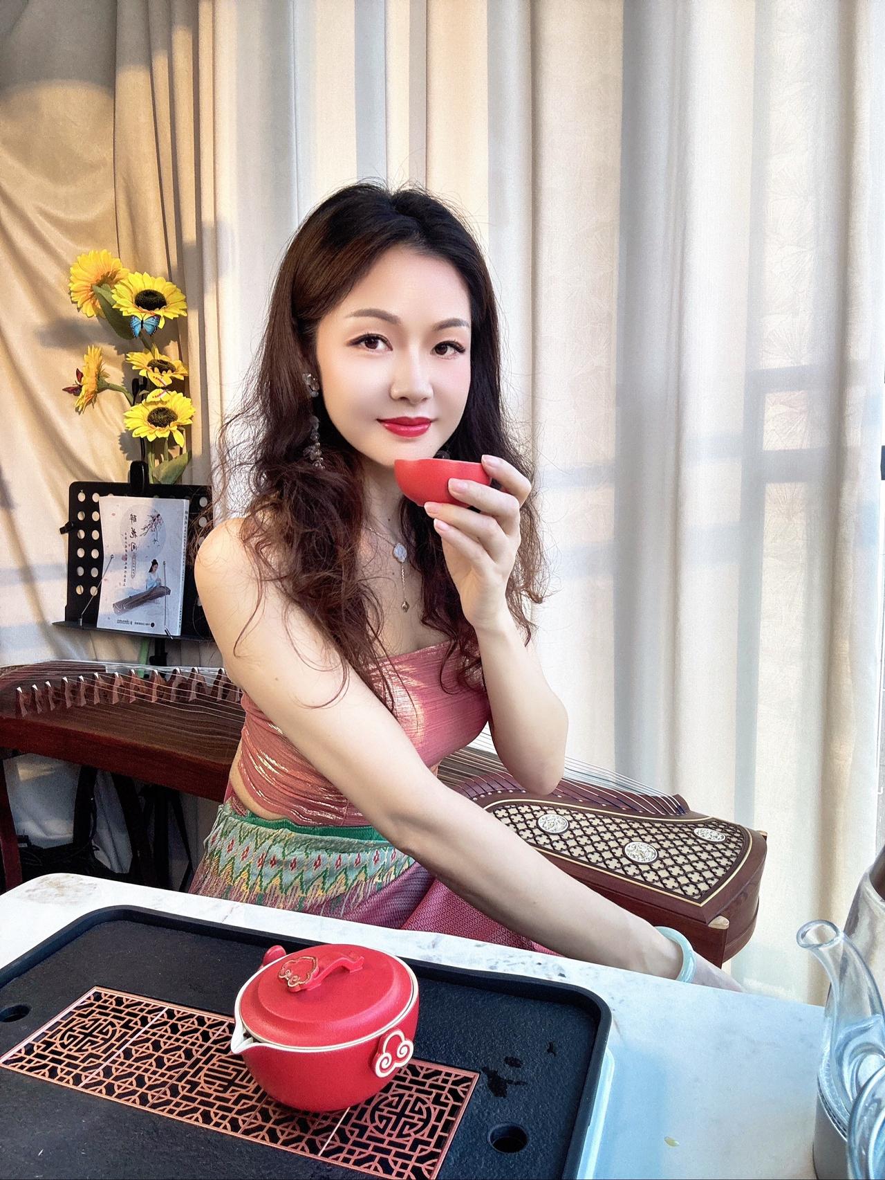 累了，就允许身体偶尔偷懒，躺平片刻、放空一会，都是对自己最好的善待。穿搭独处独处