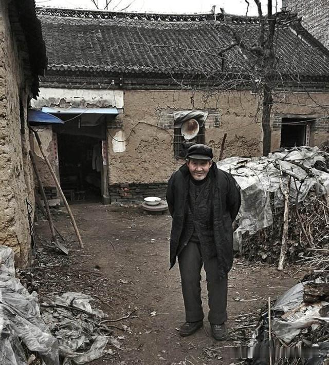 隔壁村有一位80多岁的老大爷，前几天终于去世了，在炕上瘫痪了十多年了，这十多年来