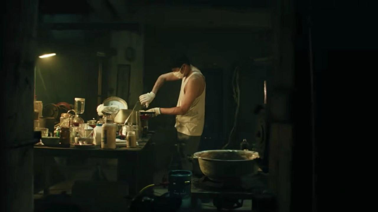 果然有本事的人干啥都行！

《扫毒风暴》中秦昊饰演的卢少骅只看了一遍老鬼怎么制毒