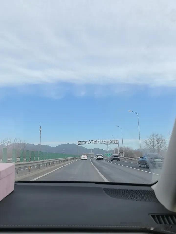 回延庆，汽车经过八达岭和十三陵。
