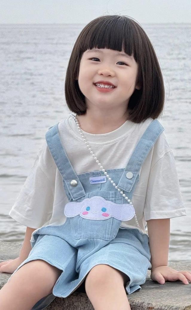 妈妈吃饭时
不小心摔了个四脚朝天
淡定父女视而不见，继续吃饭，不料妈妈走后，父女