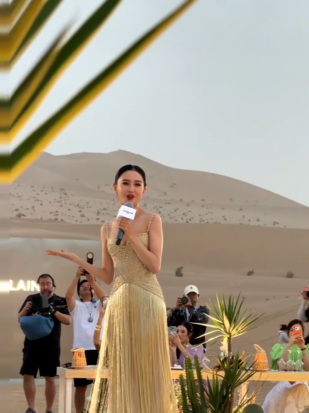 丫丫今晚的活动，明艳啊！感觉她不拍戏的生活也很丰富，跳跳舞参加参加活动。 