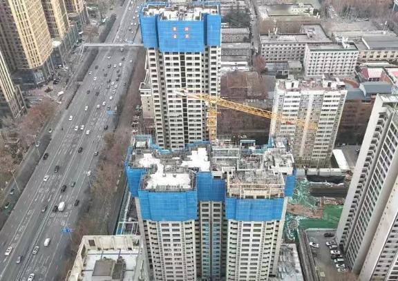 快讯！近日，西安理工大学金花家属楼综合住宅楼项目(二期）主体结构顺利封顶，标志着