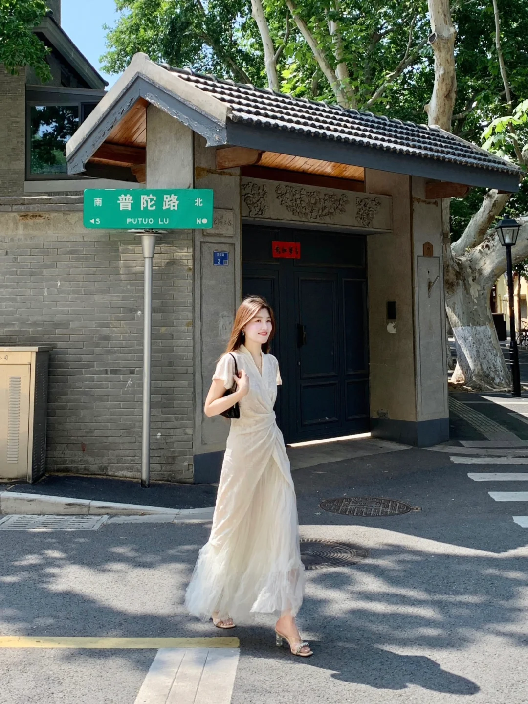 斥巨资买了件微贵的三吉黑花……
