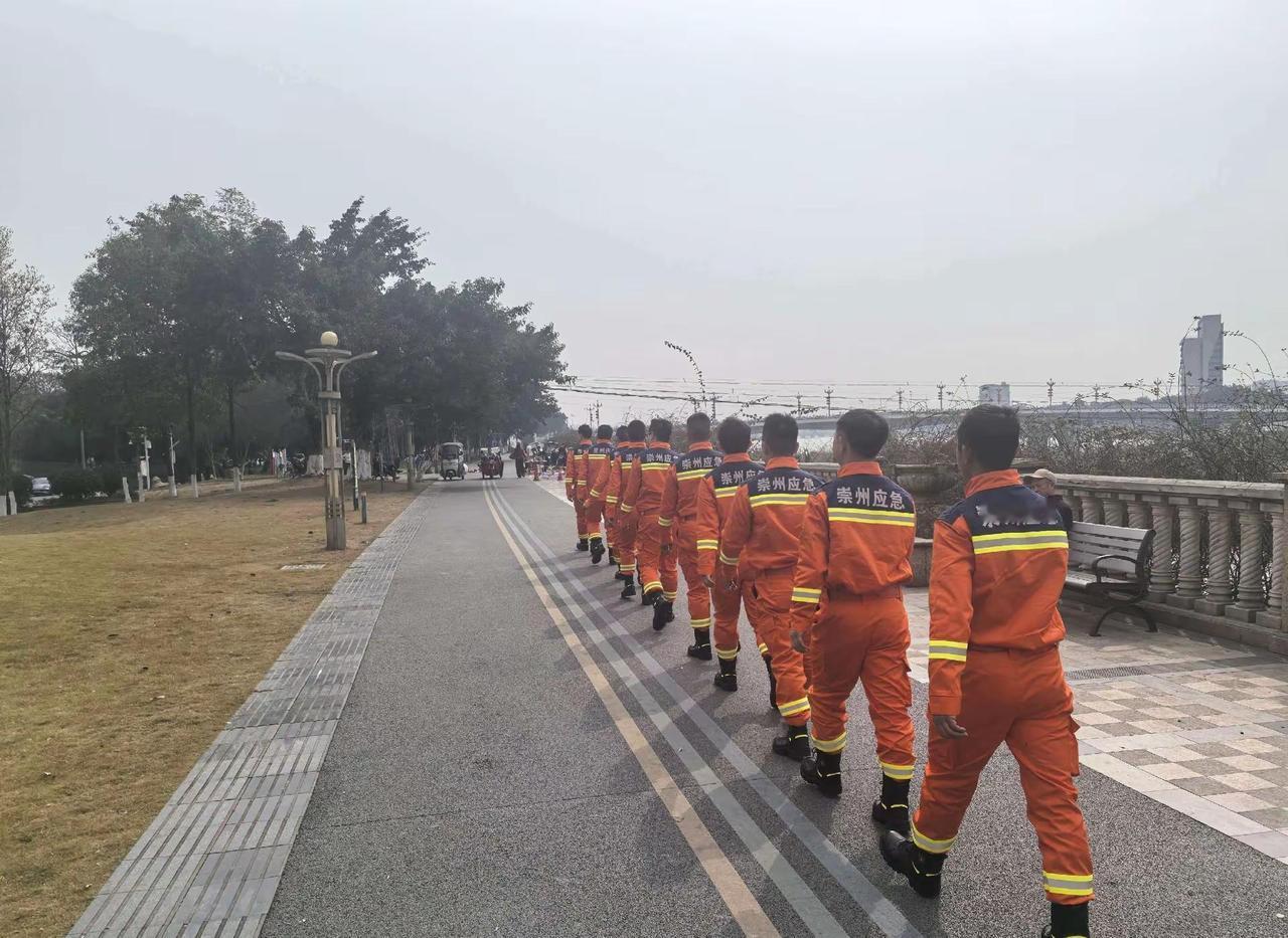 为春节安全保驾护航橙色的身影在灰蒙的清晨里，像一道燃烧的火焰，整齐划一的步伐踏出