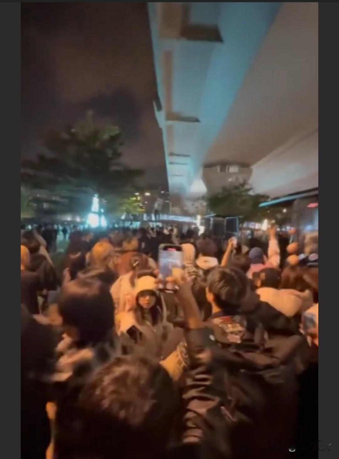 真是没想到，香港这种寸土寸金的地方，也会发生精神小妹霸凌这等恶劣事件！香港一地铁