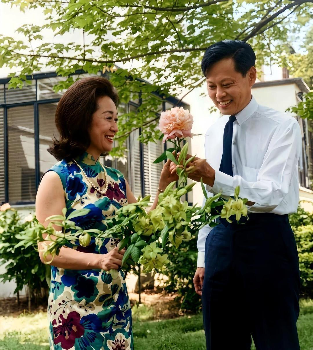这是1966年夏天杨振宁先生和他的夫人杜致礼在美国普林斯顿住宅留下的一张老照片，