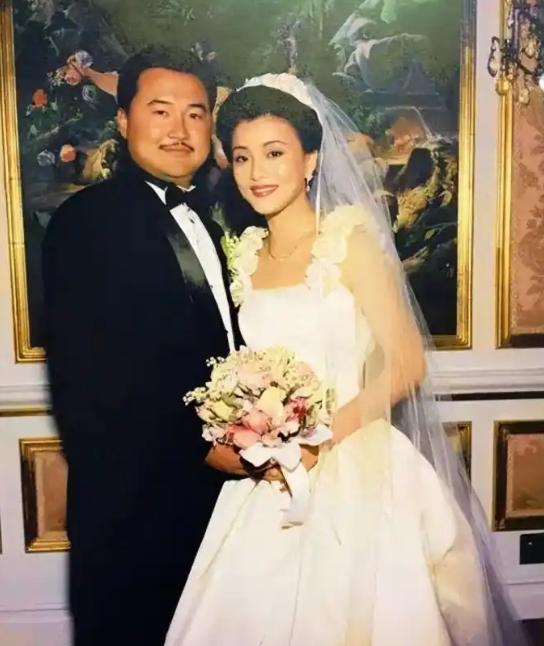 1994年，26岁的杨澜不顾父母的反对，坚决要和银行上班的丈夫张一兵离婚，转身嫁