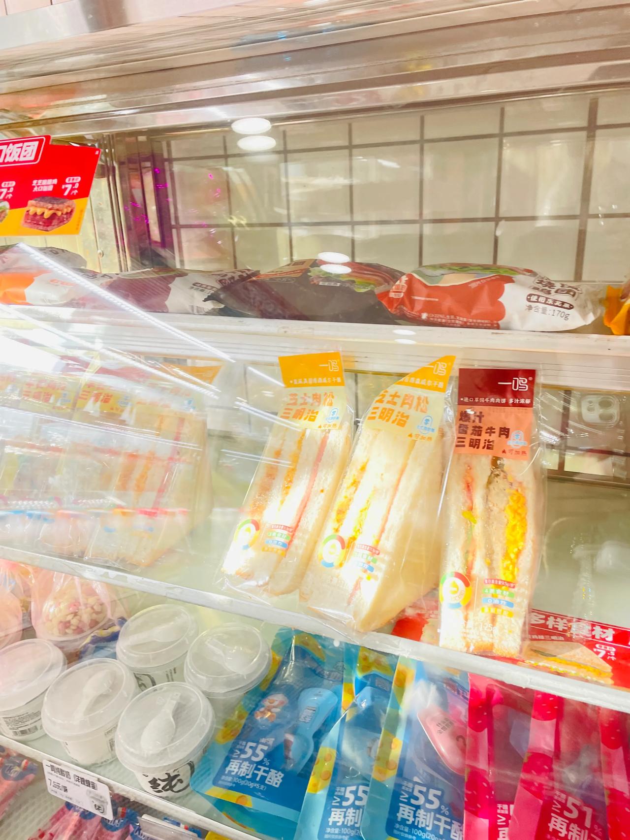 🌿一进门，就被店内干净整洁的环境所吸引。明亮的灯光、整齐的货架，还有那摆放得井