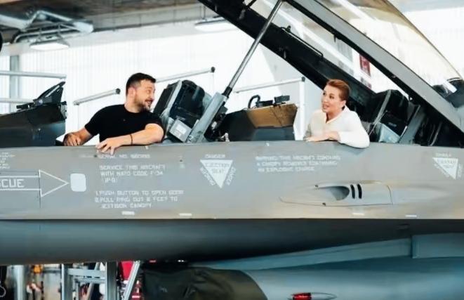 泽连斯基和丹麦首相弗雷泽里克森坐飞机上交流的还挺开心啊！
泽连斯基扭着头和弗雷泽