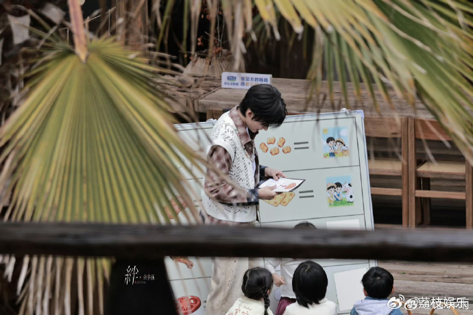 余宇涵抱小孩路透 下意识地呵护身边小朋友，温柔体贴全都藏在细节里，靠谱又暖心的感