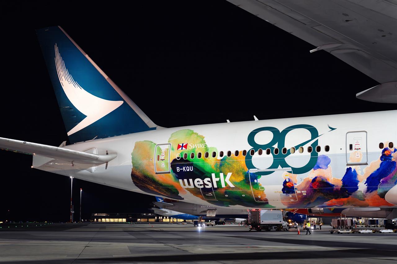 近日，国泰航空一架80周年纪念涂装客机飞抵温哥华国际机场，这也是该涂装客机首次亮