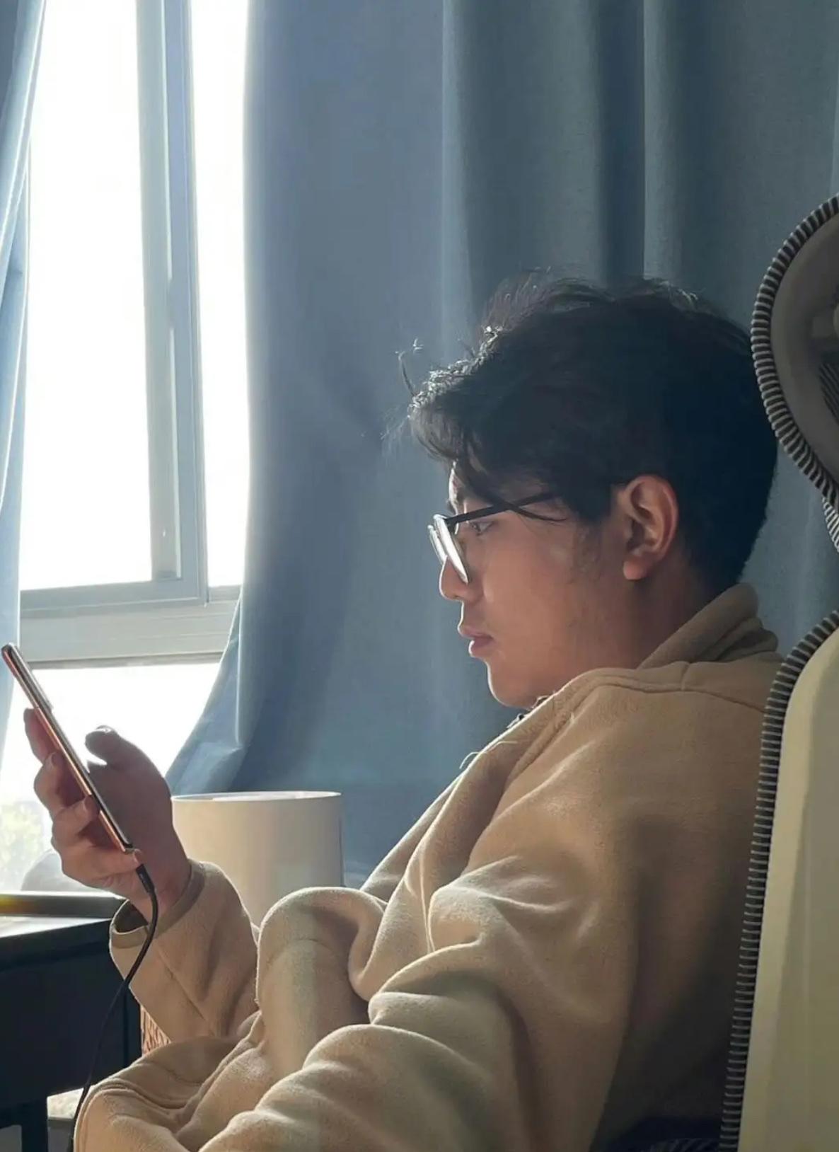 第一眼瞅见这侧脸，光线一打氛围感直接拉满，我还寻思这大兄弟妥妥高冷帅哥，偶像剧男
