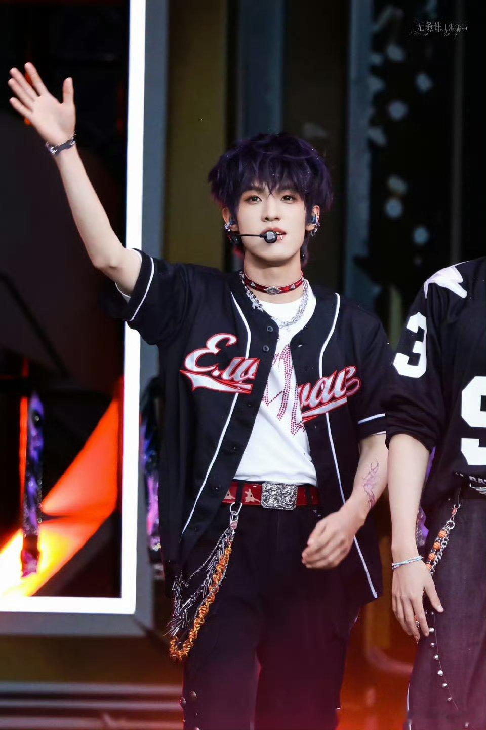 张泽禹唇环 张泽禹在2026年7月26日的TOP登陆少年青岛演唱会Day2舞台上