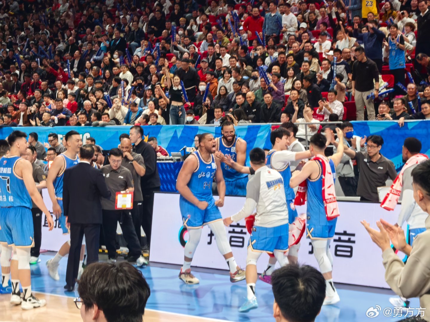 张鹏珲三分炸场🔥！！！这是他生涯首记主场三分。北京男篮vs龙狮男篮