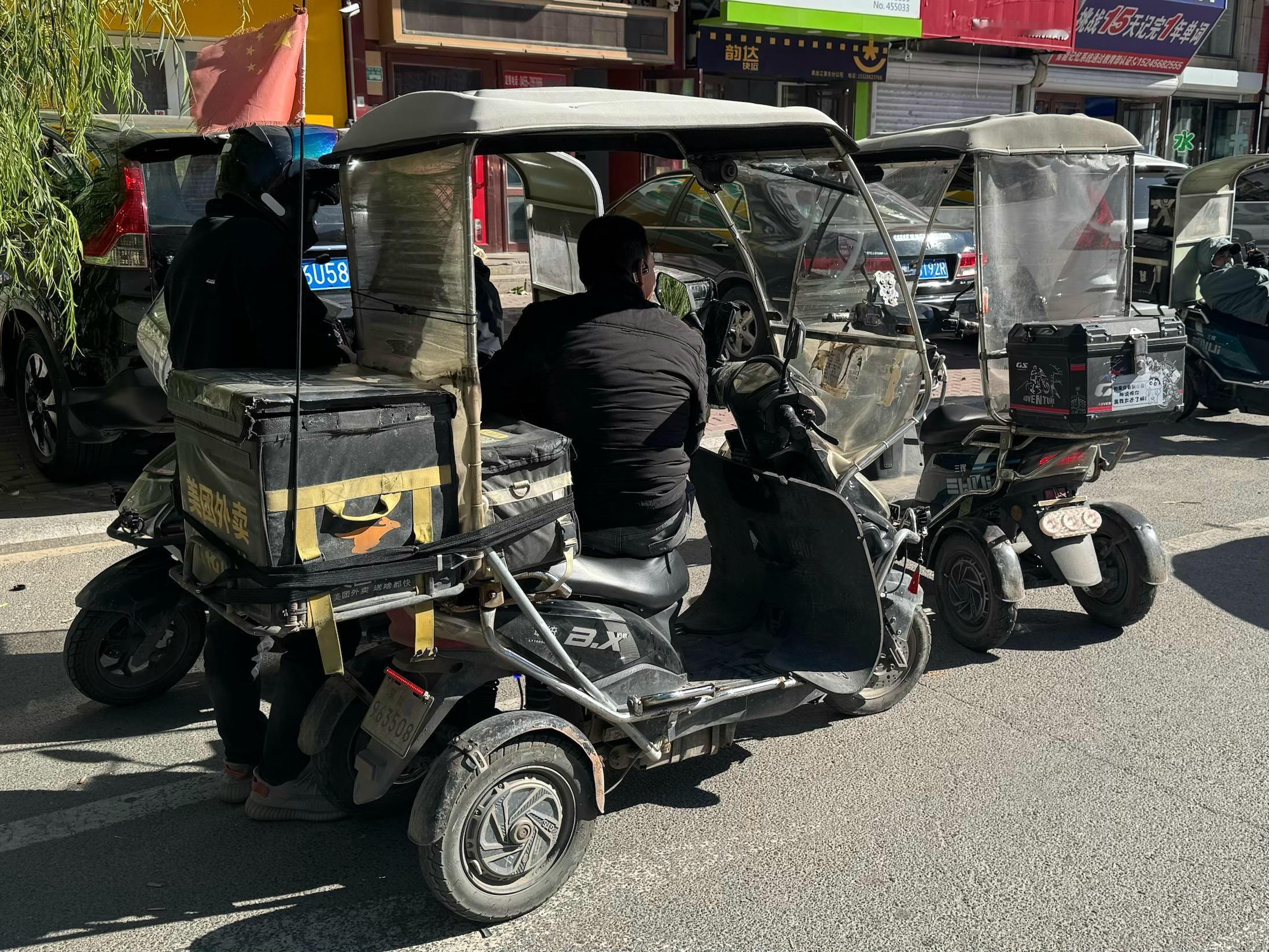 给兄弟们分享分享“黑龙江特色外卖电动车”，正三轮解决了冰雪路面易滑倒的问题。兄弟