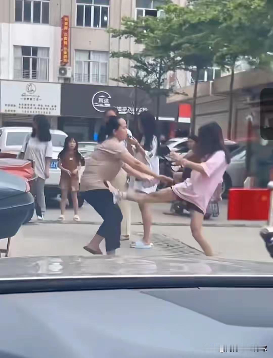 “逆子！少女大街上猛踹母亲腹部，父亲冲过来飞起一脚，网友热议。”看到这个标题，我