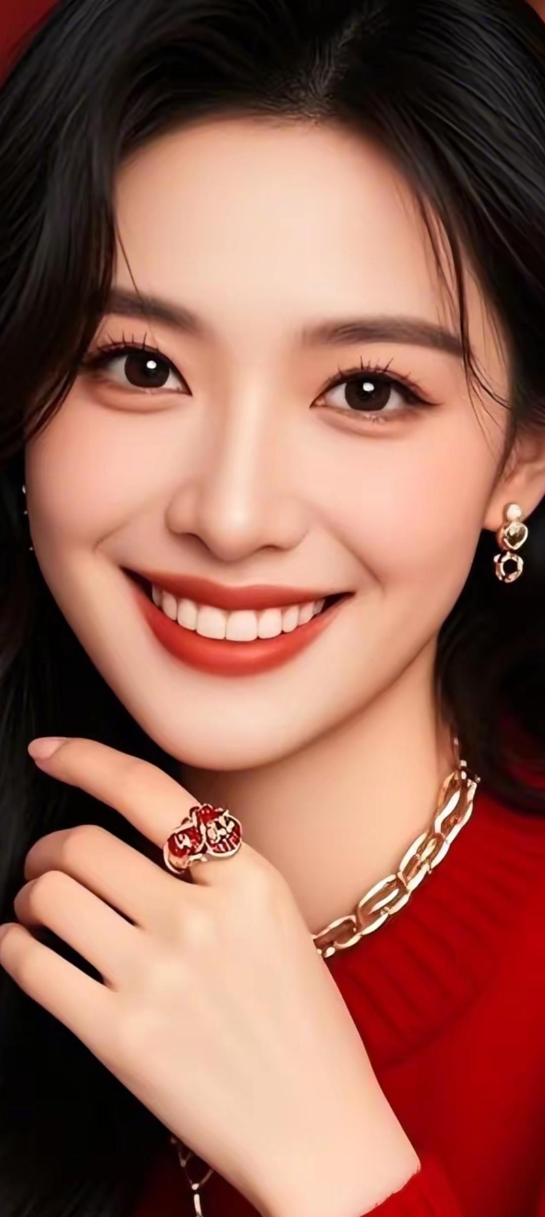 甜美笑容，闪耀珠宝，红衣少女，魅力无限！💖✨