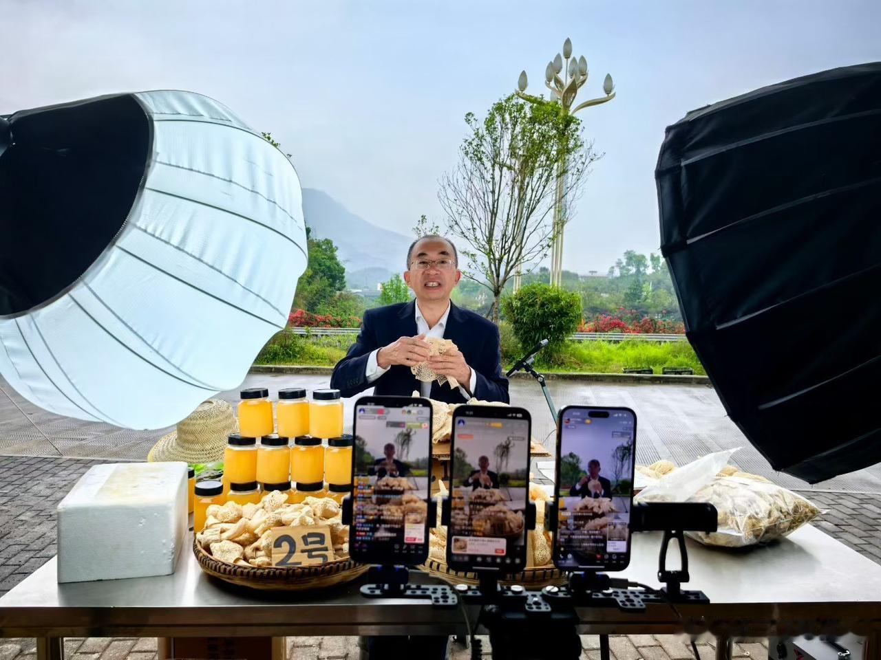 简陋的场地，蹩脚的普通话，每天几场直播。一颗承载乡村振兴农村电商，为村民寻找增收