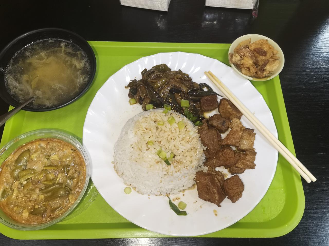 吃在沈阳黄山路——酸菜炖肉馆
过节不想做饭，就想着去黄山路上找家小店对付一顿。走