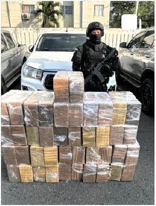 看到照片的第一感觉是让我震惊！美国警方可以一次缴获如此多数量的毒品？
根据美国缉