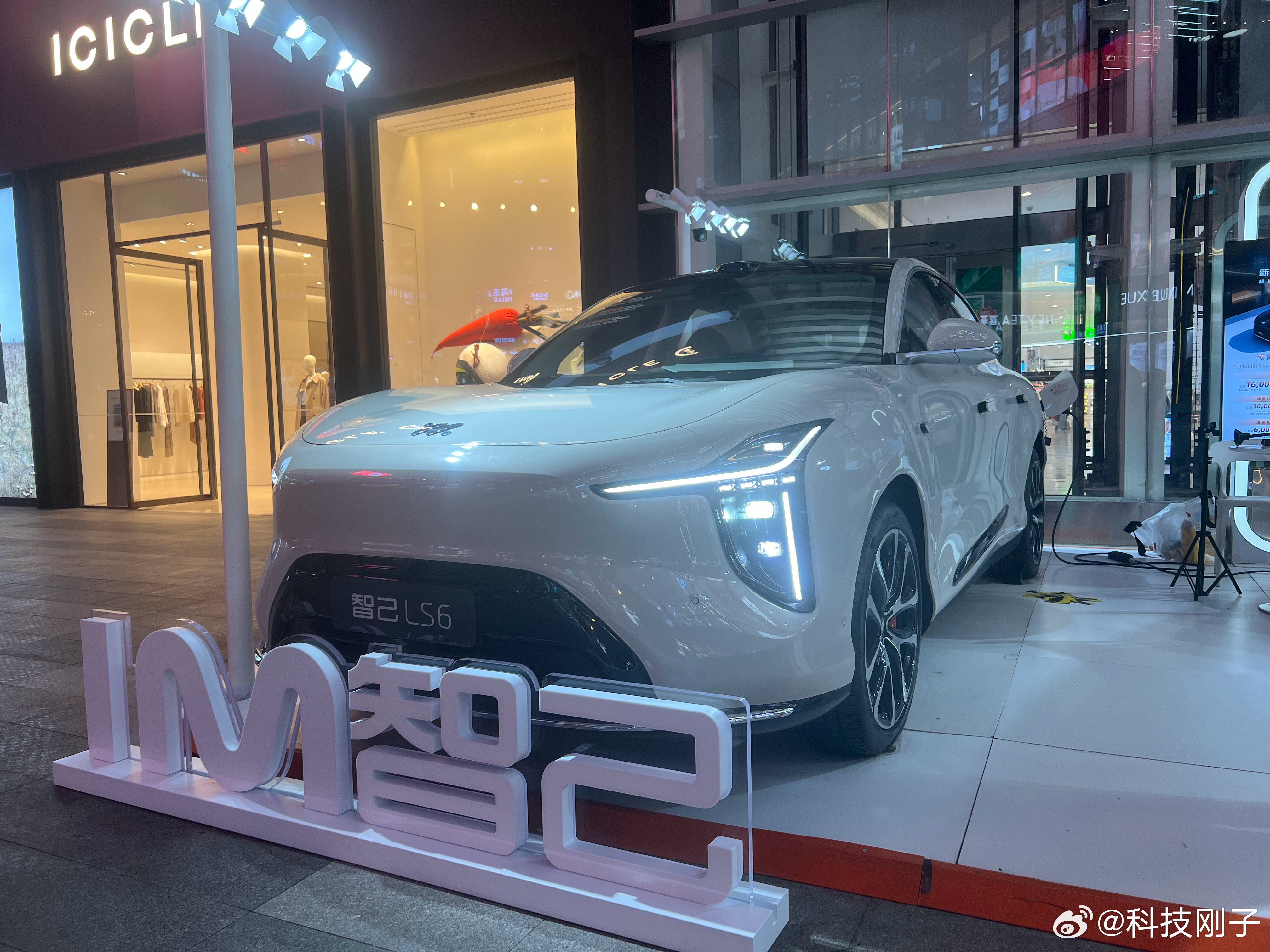 智己LS6价格一出全体起立 智己LS6这次上市，完全是带着“搅局者”的姿态来的，