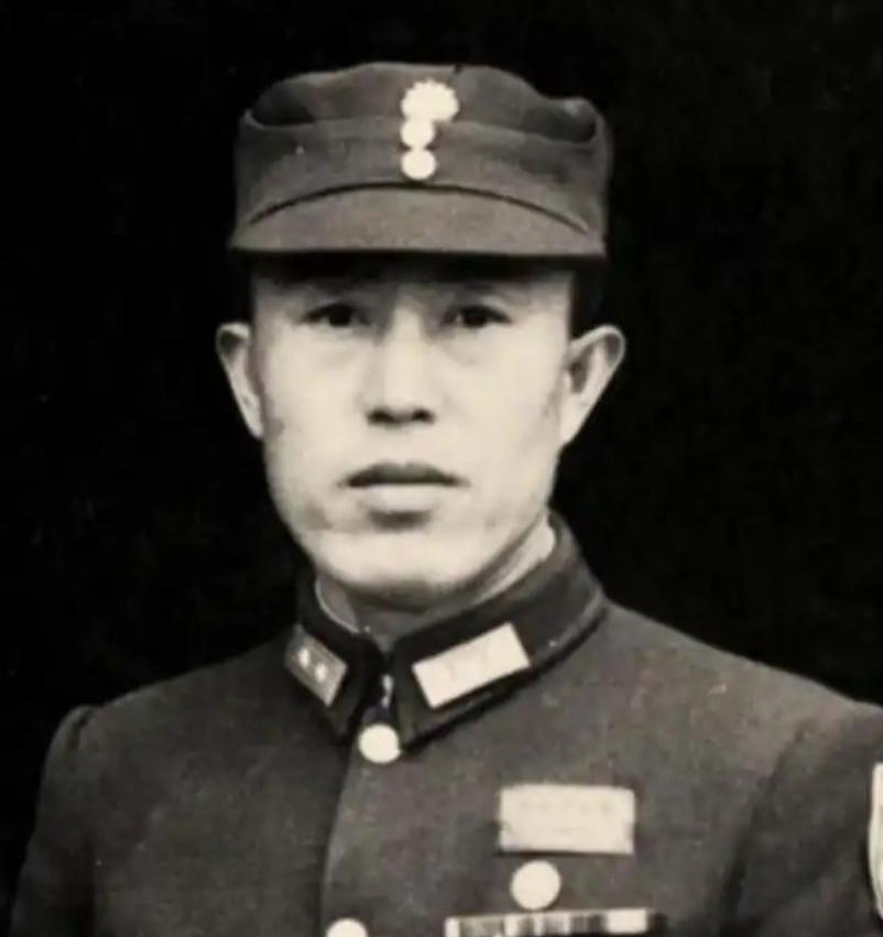 1938年韩复榘被枪决，郑洞国奉命抄没其家产，推开韩家大门时，妻子高艺珍迎上来做