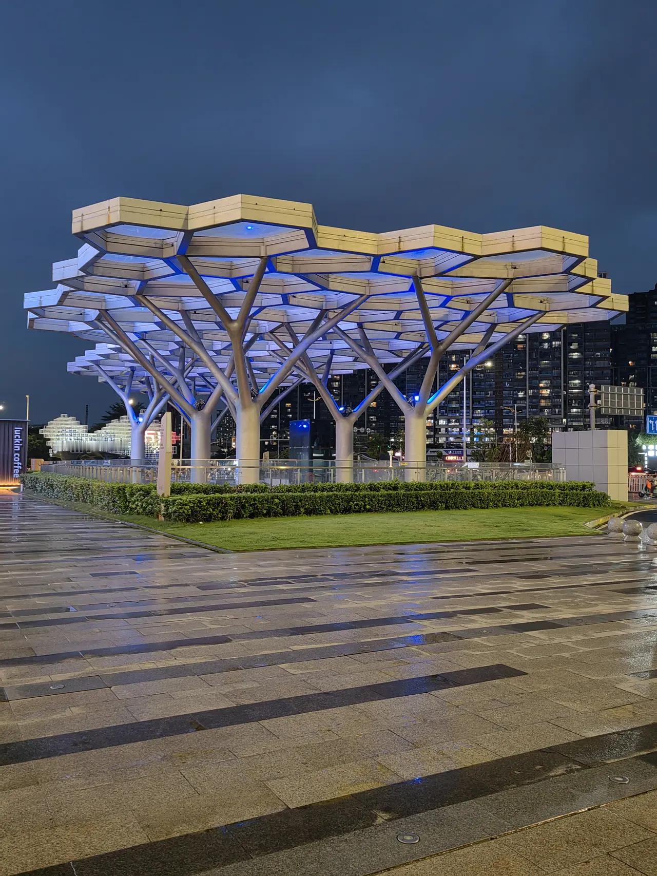 少看别人，多看自己

在生活的舞台上，我们常常不自觉地将目光投向他人。羡慕别人的