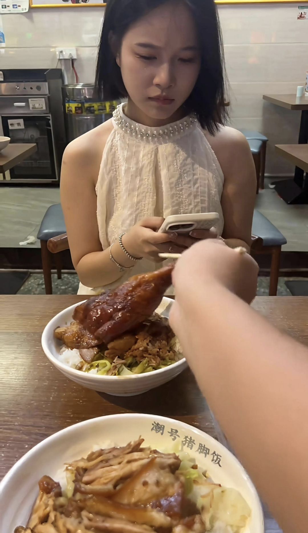 网恋奔现了，请她吃饭，她好像不太喜欢，一直在玩手机，怎么办？ ​​​