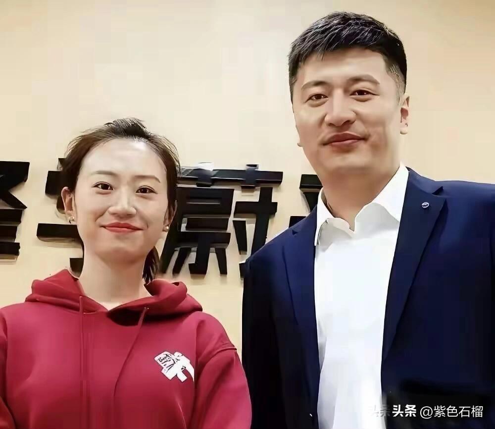 张雪峰和妻子是李丽婧的几年前的一张合影。张雪峰妻子出生于1991年，比张雪峰小7