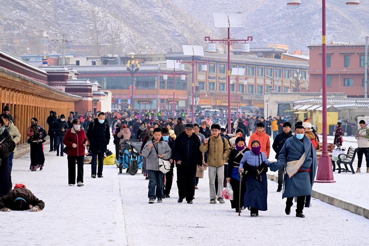 朔风卷地，飞雪漫天，冰封山河，寒凝万物。凛冽的风雪能阻隔前路、封冻大地，却永远吹