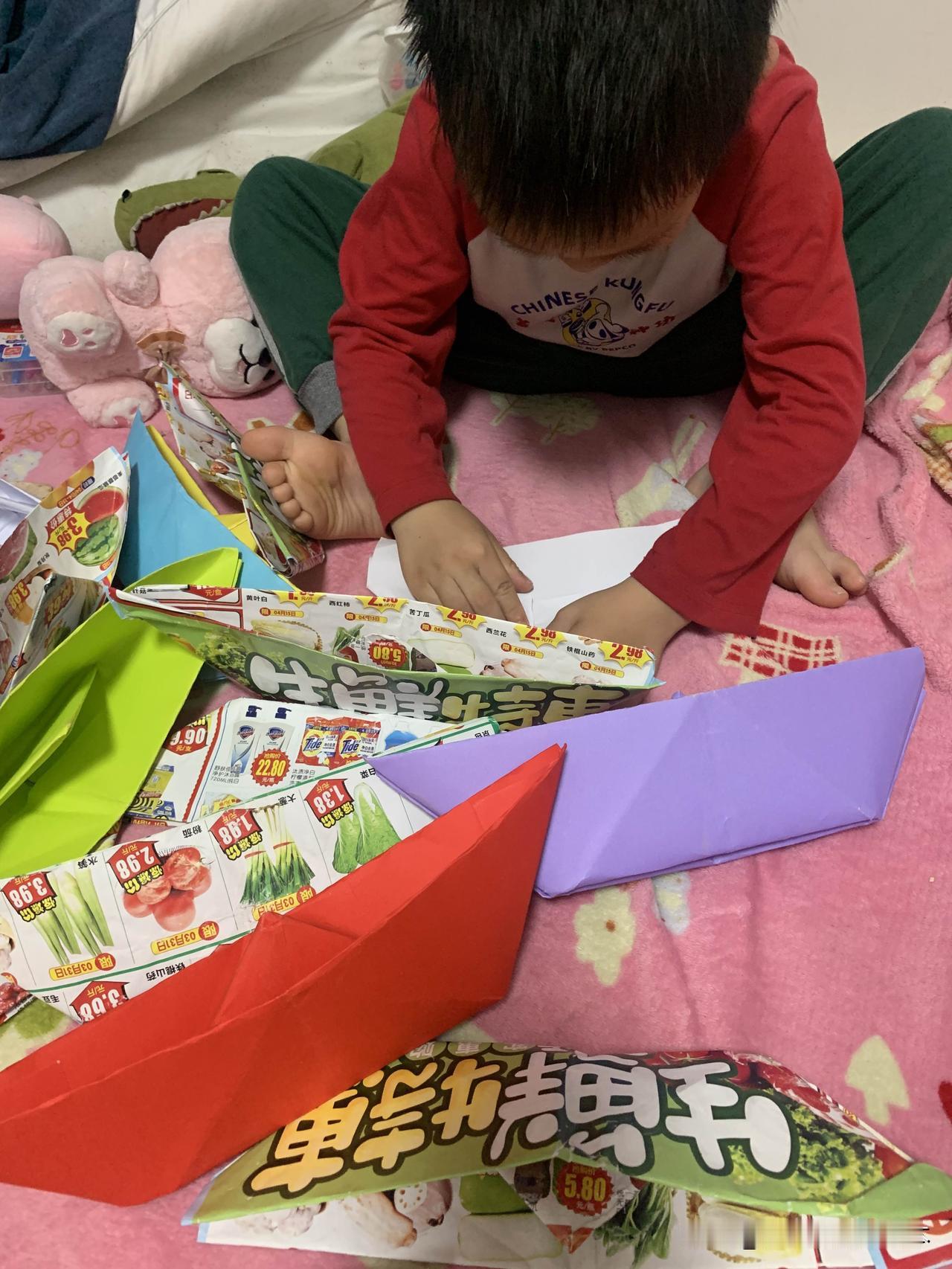 自从教会他折纸船以后，家里散落的纸都被他折成了纸船，不仅如此，还把街上电动车塞的