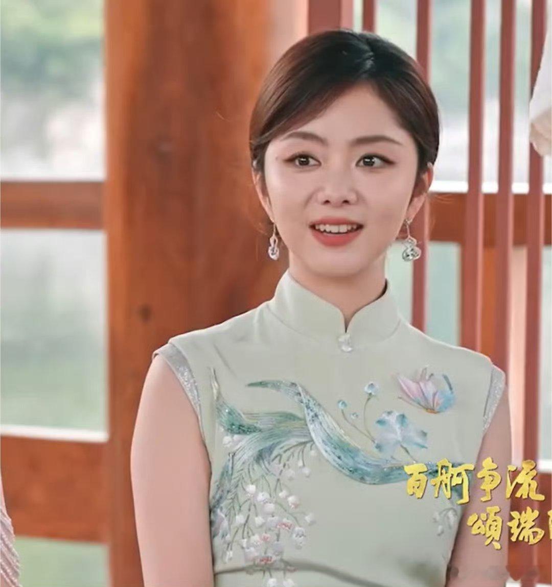 央视镜头下的谭松韵好美谭松韵把彩绳挂手腕上央视镜头下的谭松韵太灵动，淡绿旗袍绣满
