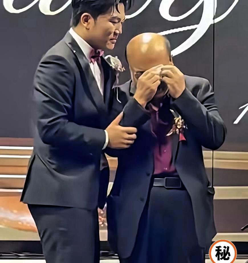 都别再瞎猜了！
解清帅妈妈婚礼上没笑
真不是不满意儿媳，而是因为

背后藏着没人