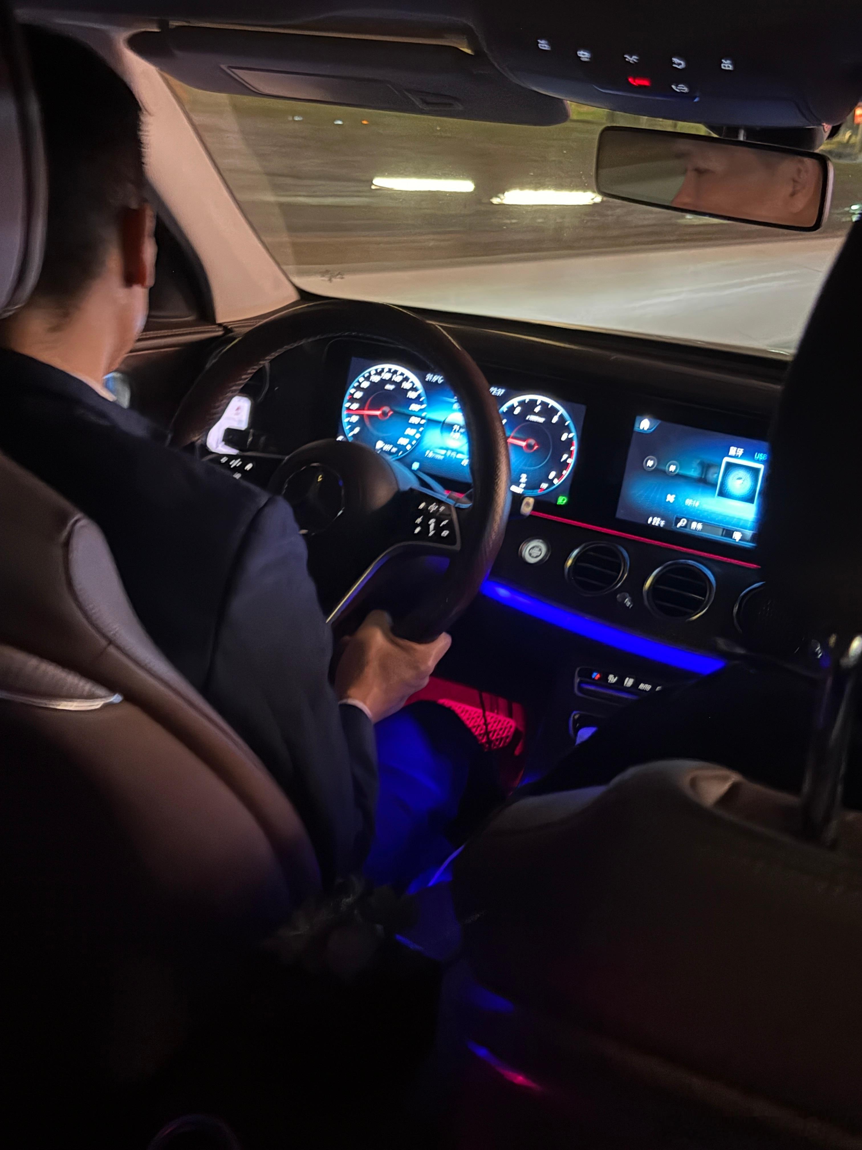 氛围灯这块！还得是奔驰