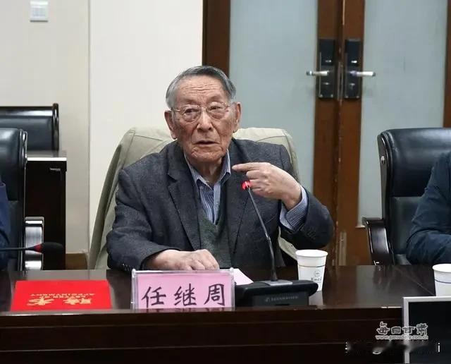 记者问工程院院士任继周，你把所有的钱都用在这些奖学金了。他说，全捐了，老实讲，我