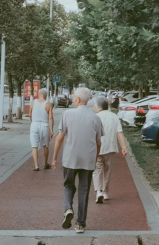 一个人打发时间的方式可太多啦！
要是想慵懒放松，就窝在沙发上，边吃零食边刷囤了很