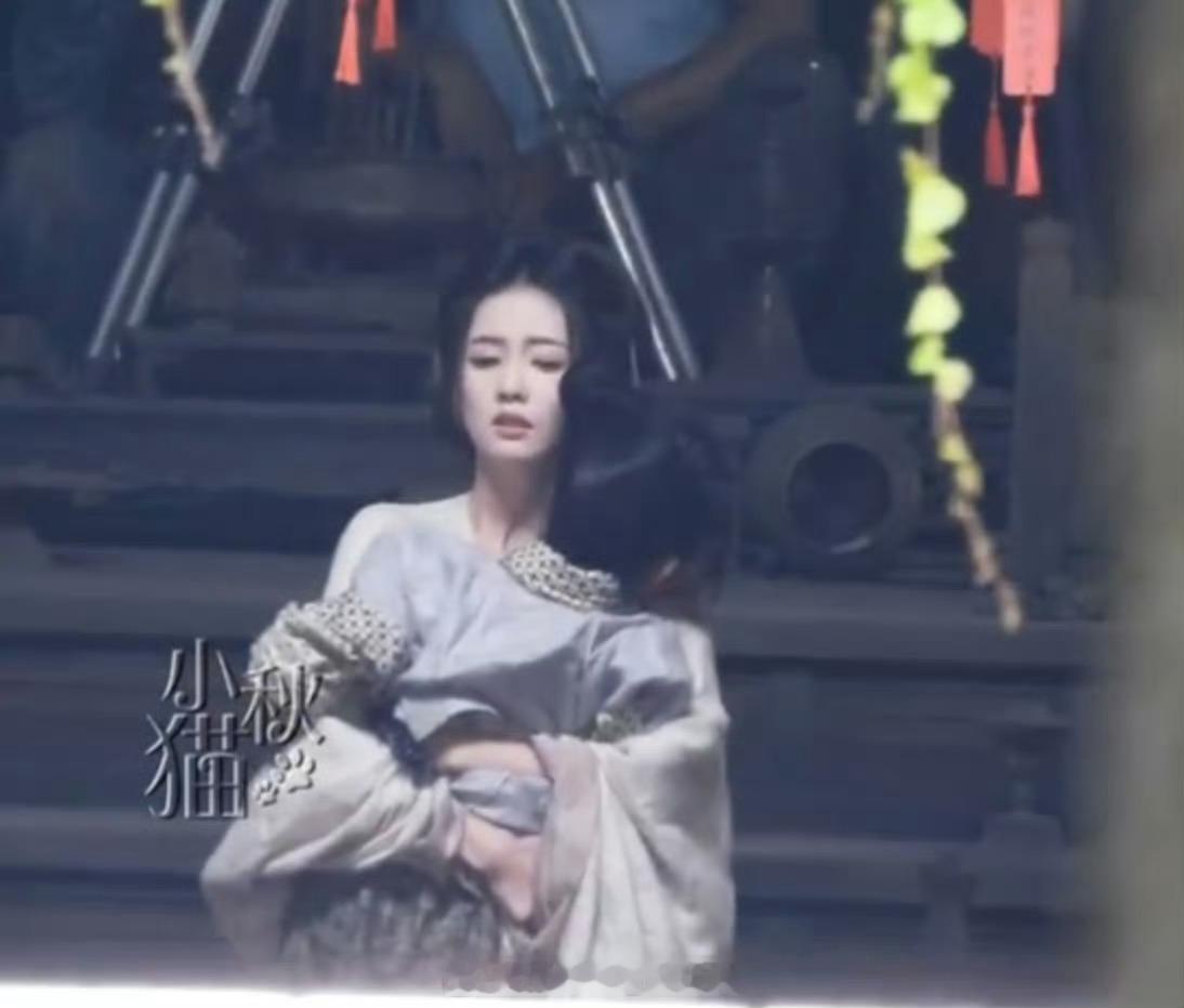 #白鹿抱孩子路透#哦莫哦莫！有网友分享了电视剧《临江仙》的片场新路透，居然是白鹿