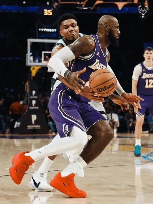 湖人主场101比105不敌雄鹿。
雷迪克接受采访，被问到，输球的原因？
雷迪克：